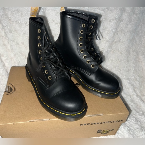 COPY - Dr. Martens women boots size 7 - Picture 1 of 5